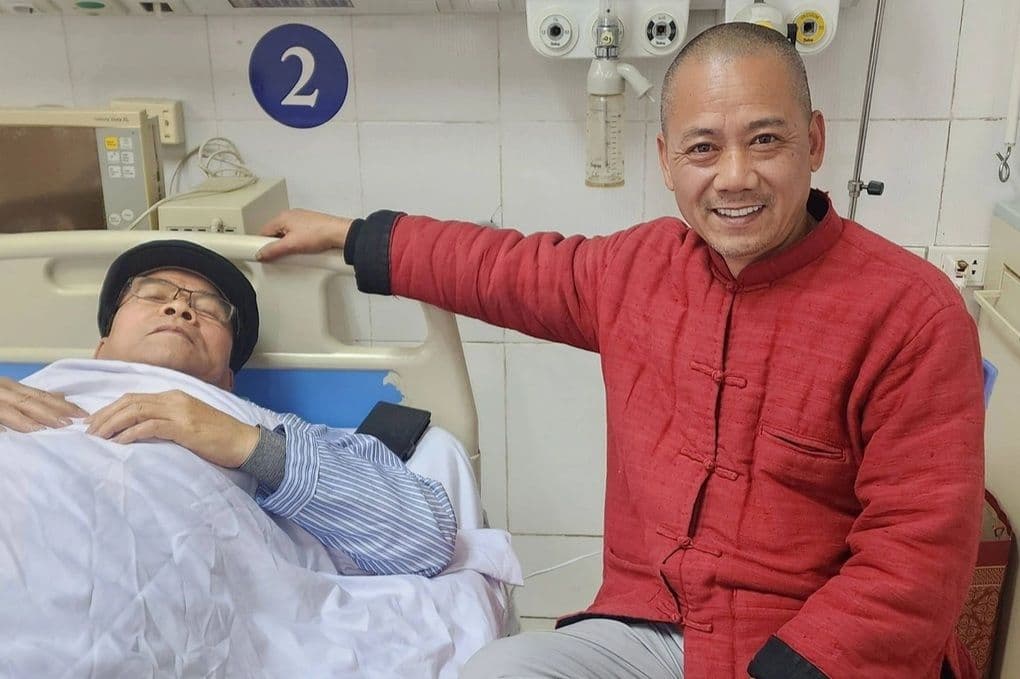 NSND Trần Nhượng nằm trên giường bệnh, được thăm hỏi, minh họa cho những sóng gió về sức khỏe