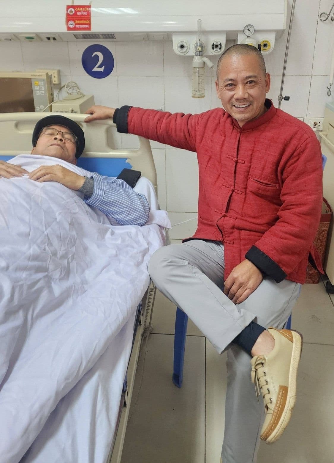 NSND Trần Nhượng trong bộ vest lịch lãm, biểu tượng của di sản nghệ thuật và tầm ảnh hưởng.