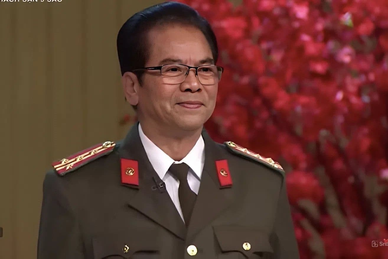 NSND Trần Nhượng trong quân phục đại tá, thể hiện hai dòng chảy cuộc đời.