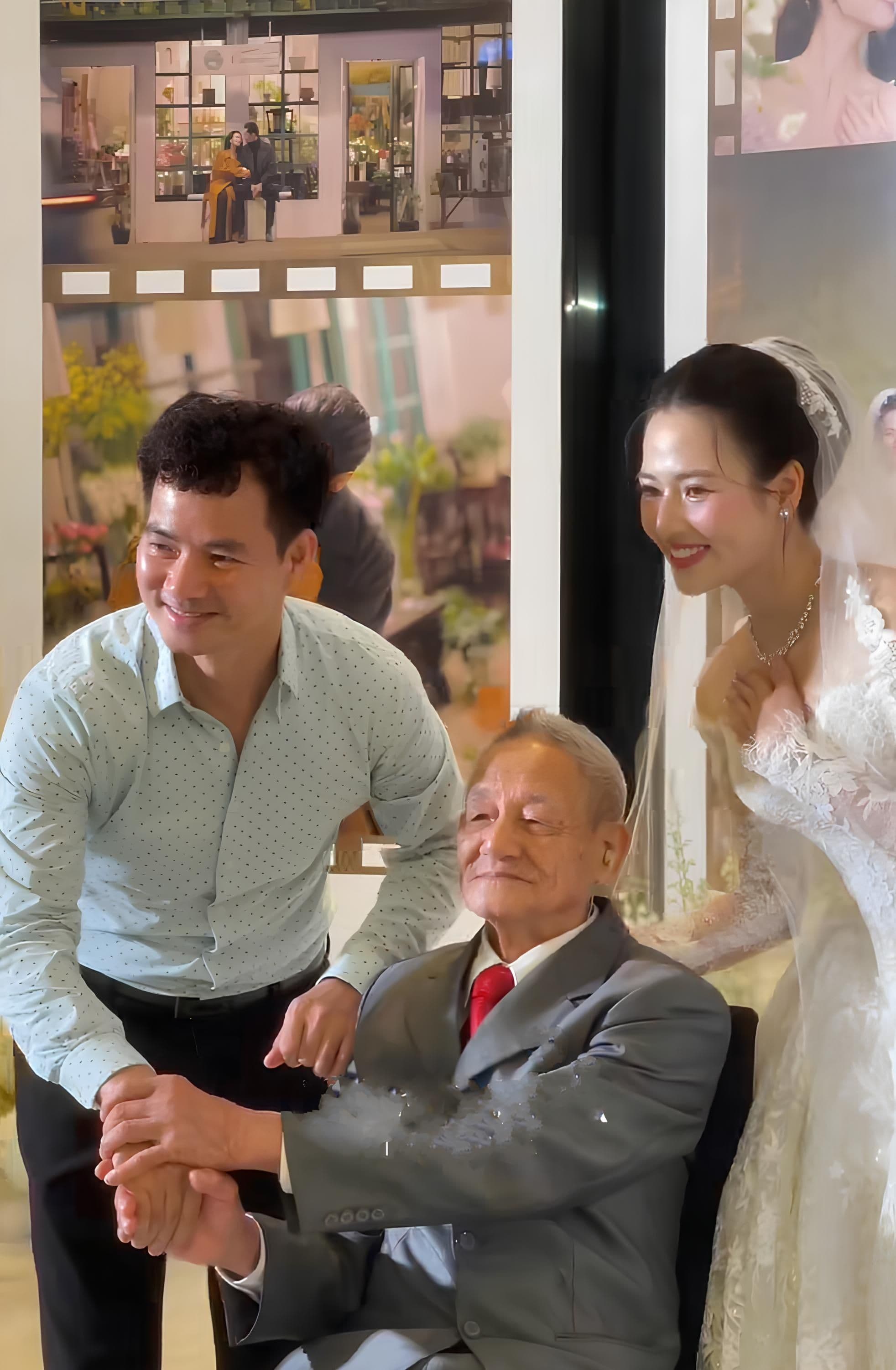 NSND Xuân Bắc chúc phúc cho diễn viên Việt Hoa và Trọng Trí tại đám cưới