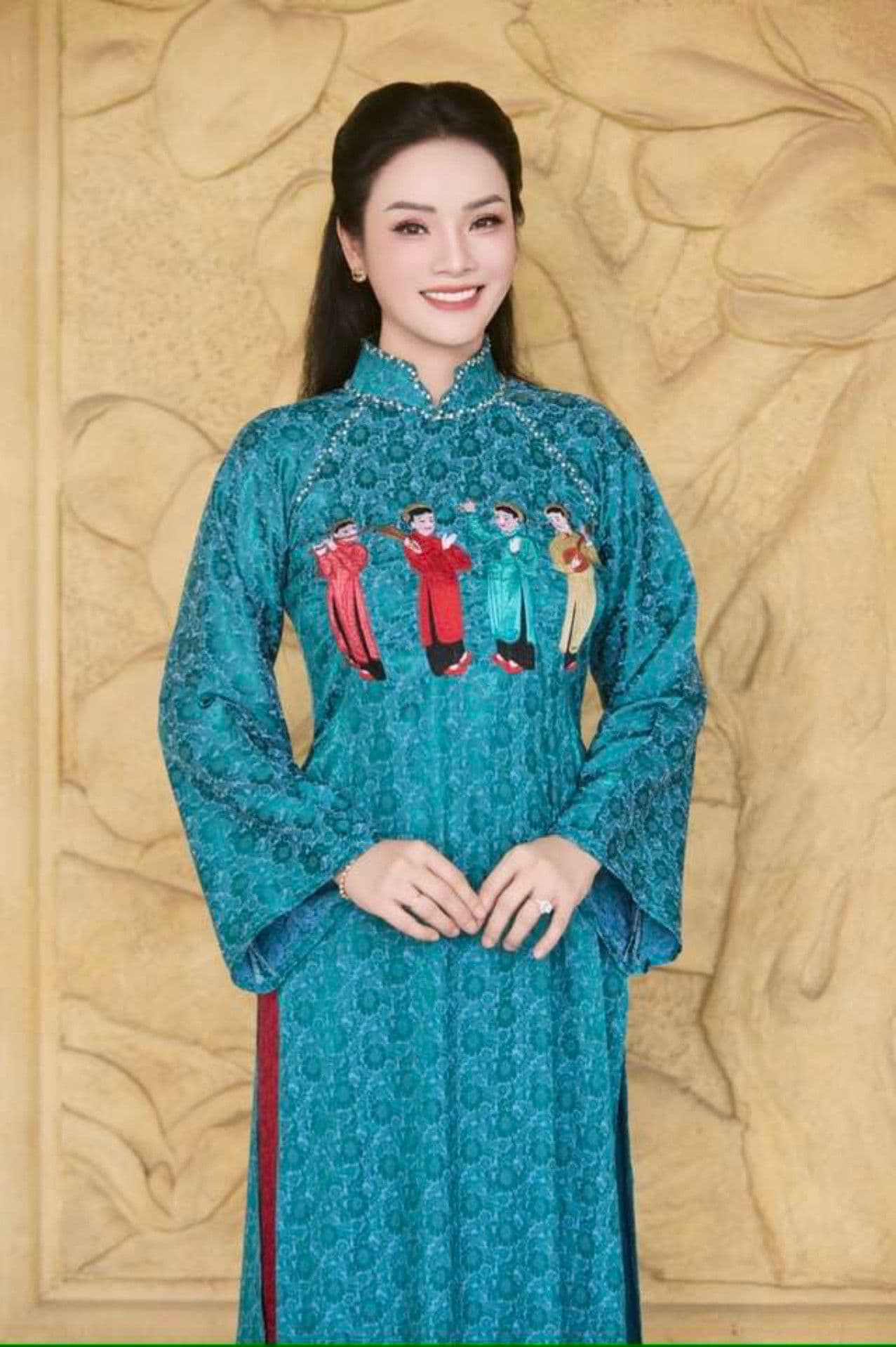 NSND Xuân Bắc trong trang phục áo dài truyền thống, nụ cười rạng rỡ, thể hiện sự gần gũi và tình cảm.