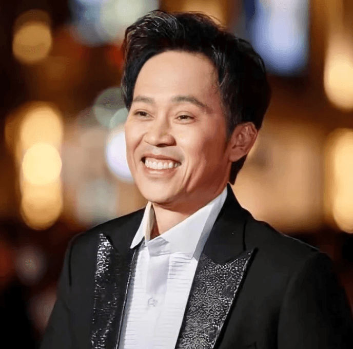 NSƯT Hoài Linh tươi cười trong sự kiện ra mắt phim, đánh dấu sự trở lại màn ảnh rộng