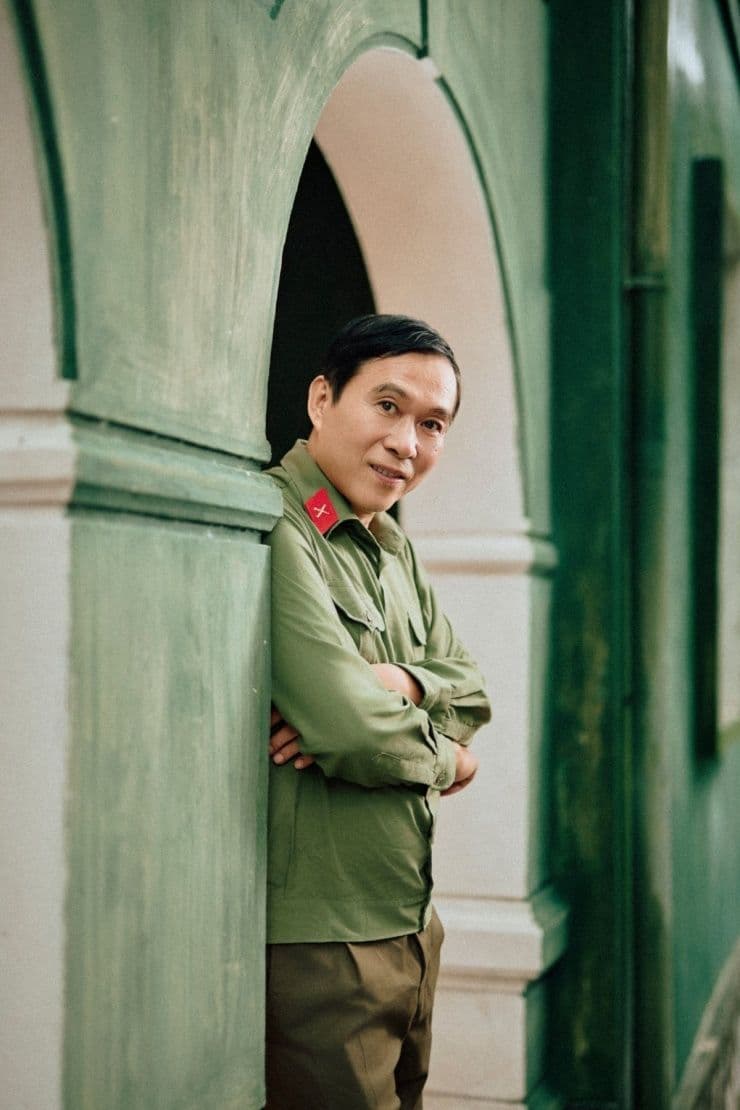 NSƯT Đỗ Kỷ trong trang phục quân đội cũ, gương mặt điềm tĩnh, đại diện cho sự nghiệp diễn xuất và quản lý văn hóa.