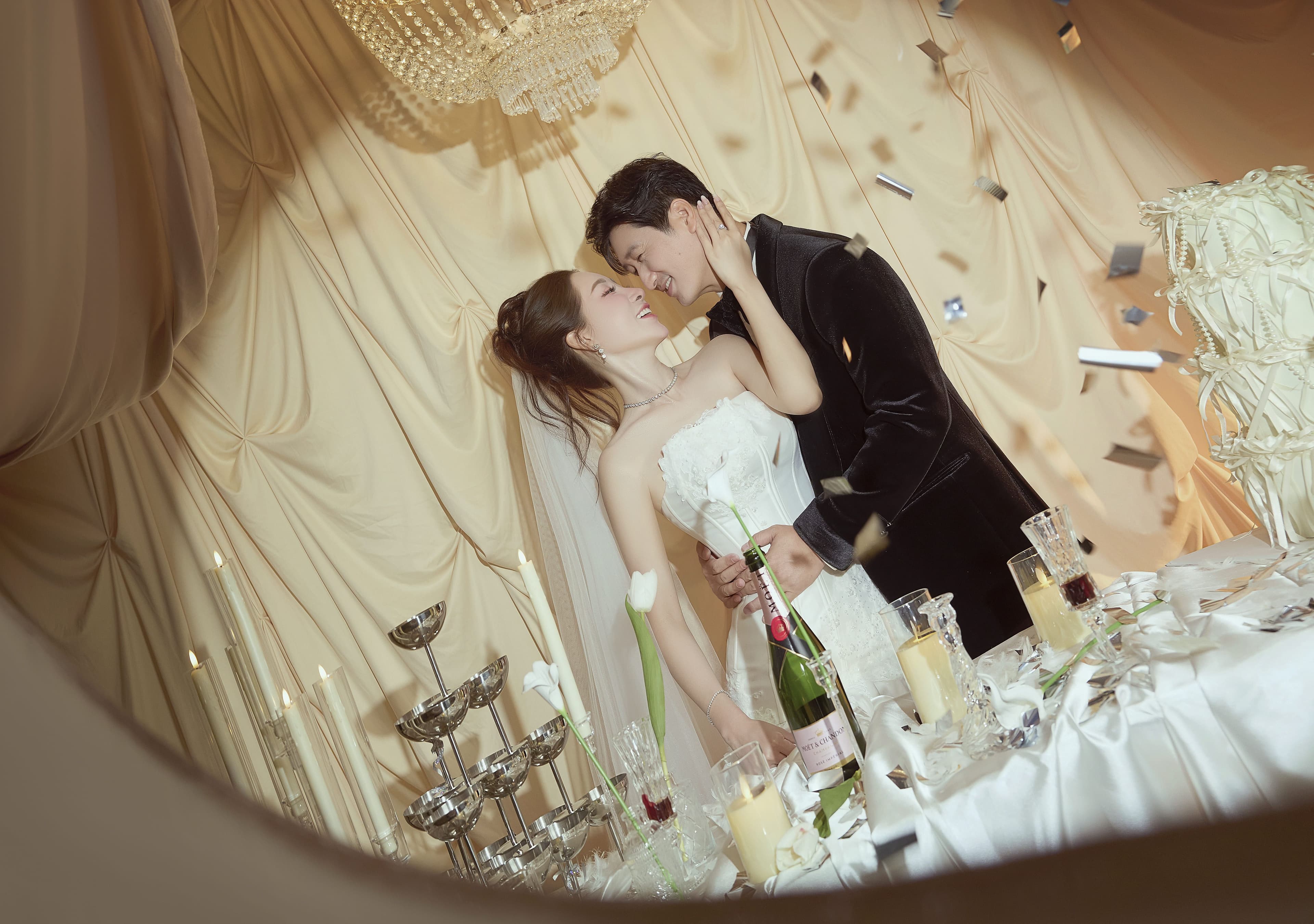 NSƯT Ngọc Quỳnh và diễn viên Thùy Anh hạnh phúc trong bộ ảnh cưới lãng mạn, chuẩn bị cho hôn lễ.