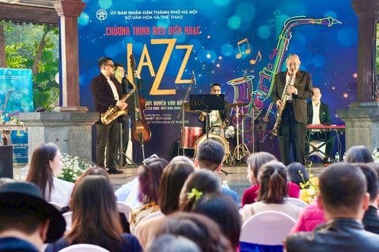 NSƯT Quyền Văn Minh và các nghệ sĩ biểu diễn nhạc Jazz ngoài trời, mang đến hơi thở hiện đại cho giai điệu mùa xuân truyền thống.