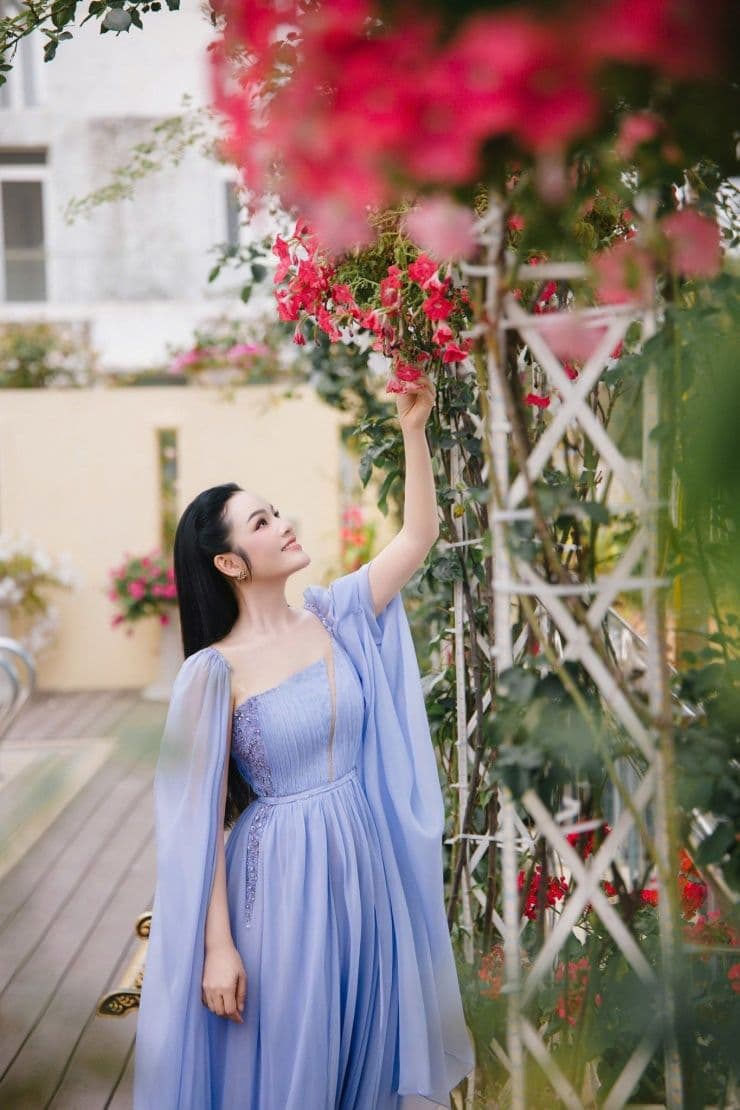 NSƯT Tân Nhàn rạng rỡ trong khuôn viên biệt thự triệu đô, biểu tượng cho thành công và vẻ đẹp vượt thời gian.