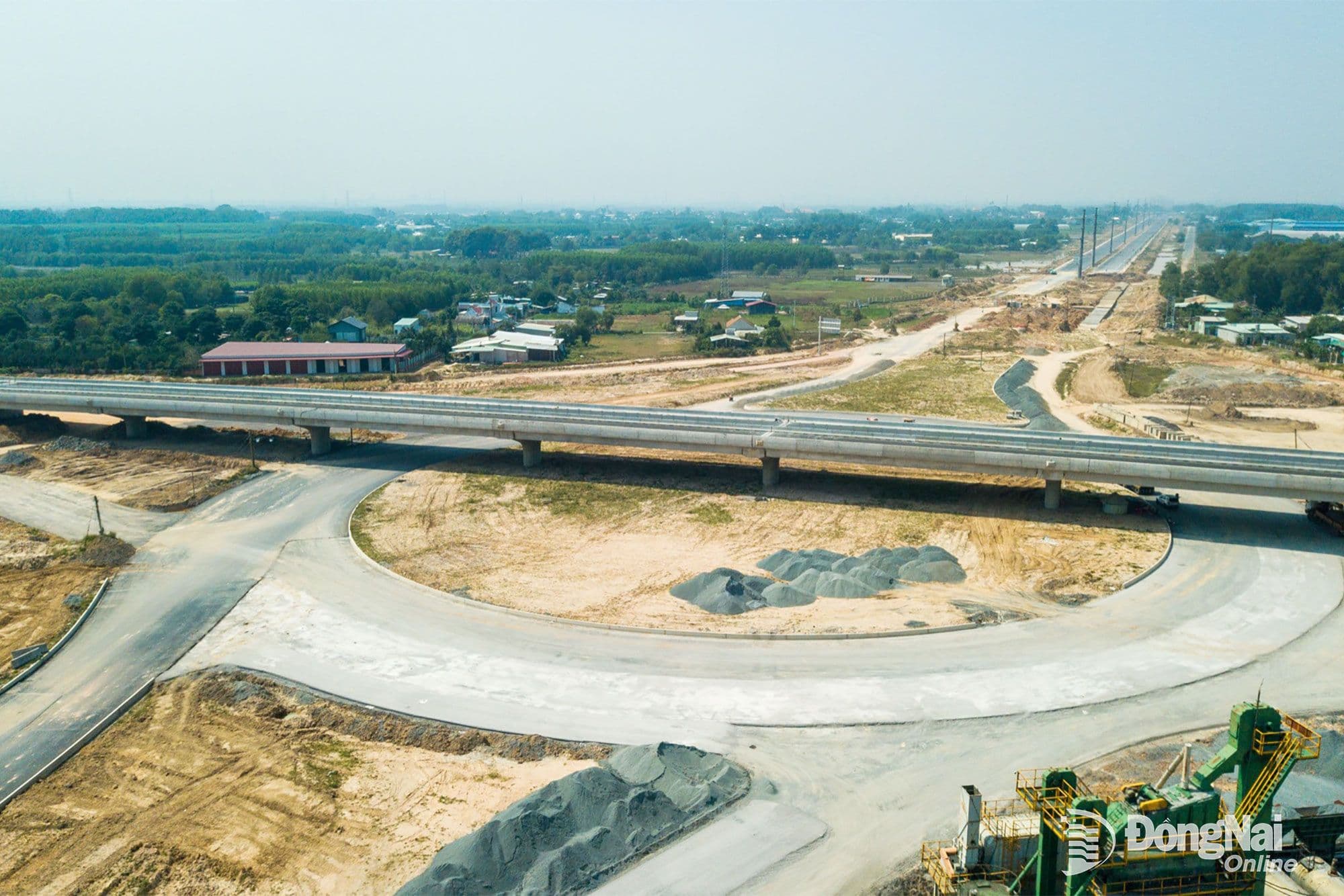 Nút giao giữa đường 25C và Vành đai 3 TP.HCM đang trong quá trình thi công, thể hiện những nỗ lực vượt qua thách thức hạ tầng.