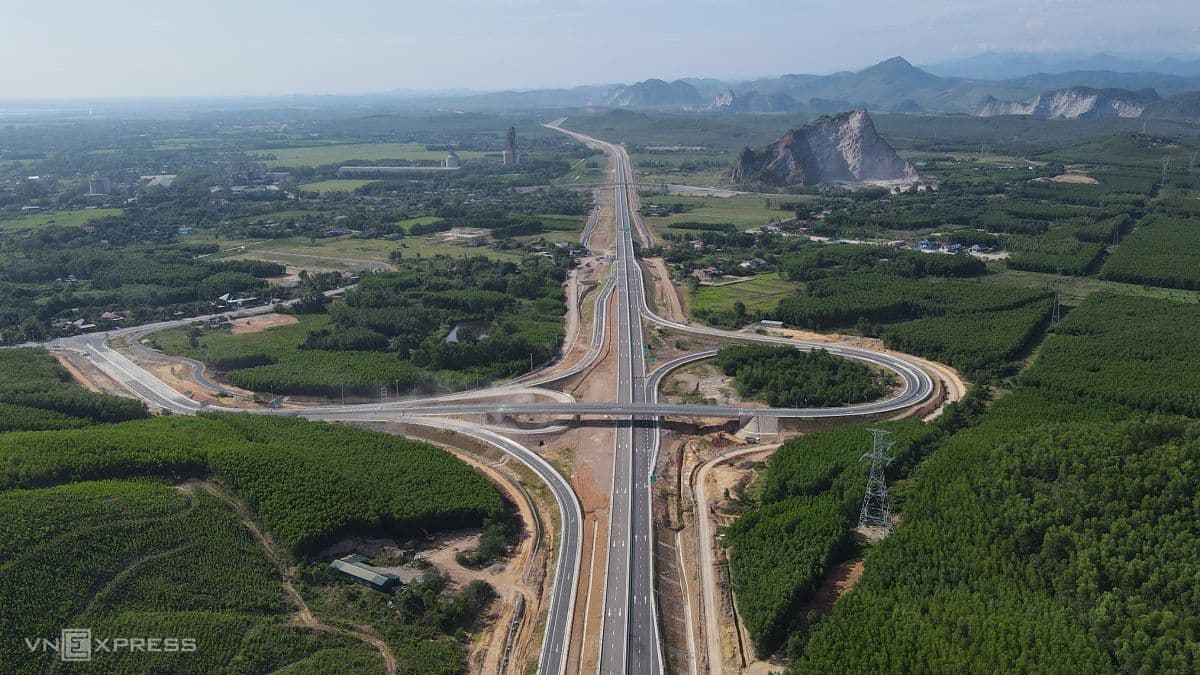 Nút giao thông cao tốc quy mô lớn, thể hiện tầm vóc kiến thiết quốc gia và khát vọng bứt phá của Việt Nam.