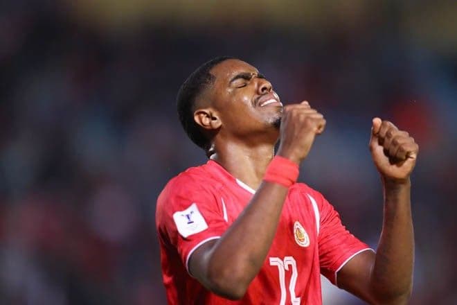 Nét mặt thất vọng của cầu thủ CAHN khi đội nhà đối mặt với bài toán hiệu quả.