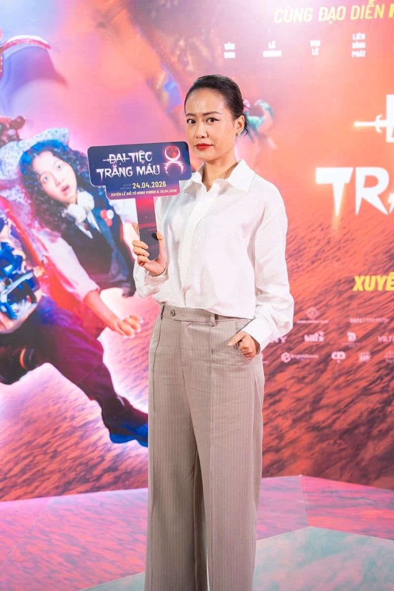 Đạo diễn Hồng Ánh tại sự kiện quảng bá phim, thể hiện bản năng 'liều mạng' trong vai trò mới.