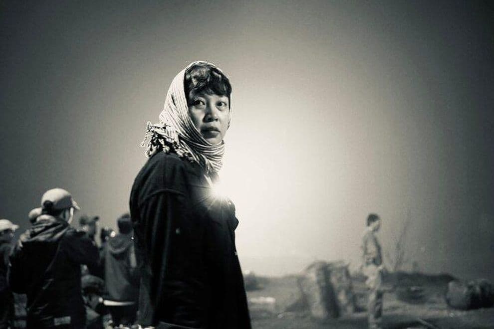 Đạo diễn Đặng Thái Huyền, người đã biến 'Mưa đỏ' thành hiện tượng điện ảnh, trong một khoảnh khắc đầy suy tư.