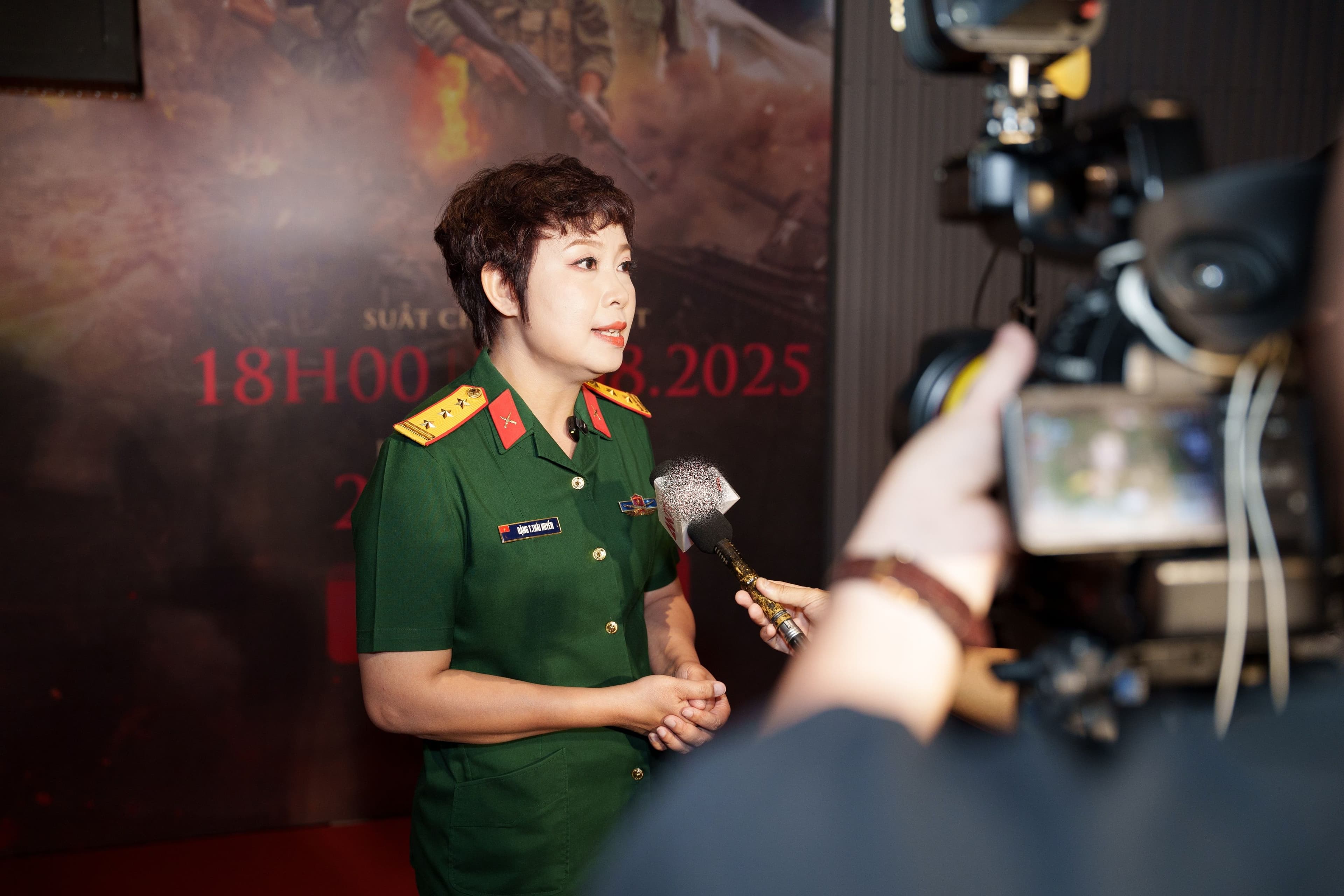 Đạo diễn Đặng Thái Huyền trong quân phục đang trả lời phỏng vấn, thể hiện sự thành công và tầm ảnh hưởng của phim "Mưa Đỏ".