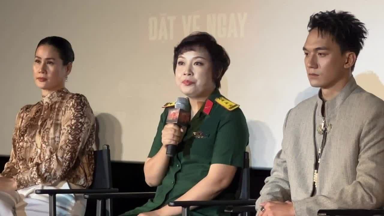 Đạo diễn Đặng Thái Huyền và ê-kíp phim "Mưa Đỏ" tại sự kiện