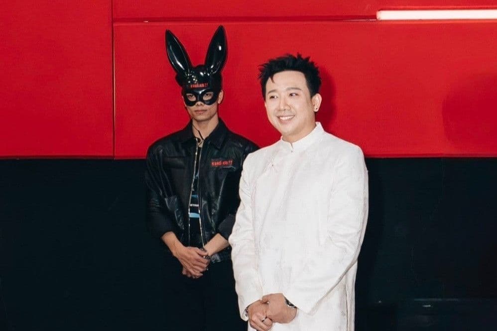 Đạo diễn Trấn Thành đứng cạnh một người đàn ông đeo mặt nạ thỏ, biểu tượng của bộ phim gây tranh cãi 'Thỏ ơi!'.