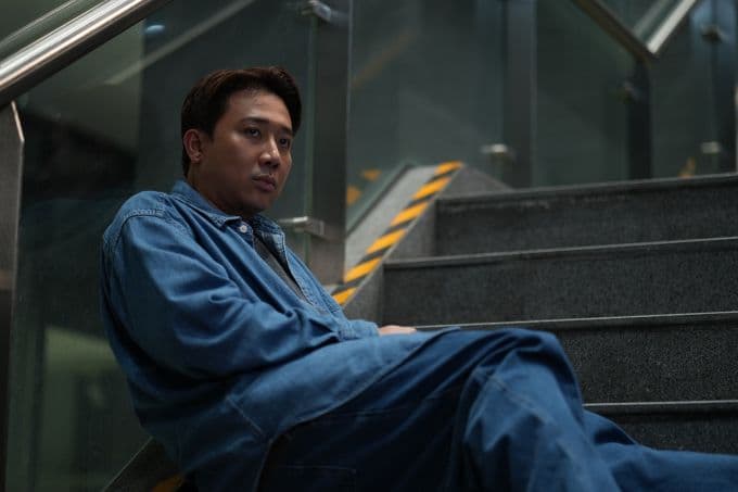 Đạo diễn Trấn Thành trong một khoảnh khắc suy tư, thể hiện chiều sâu nghệ thuật của anh