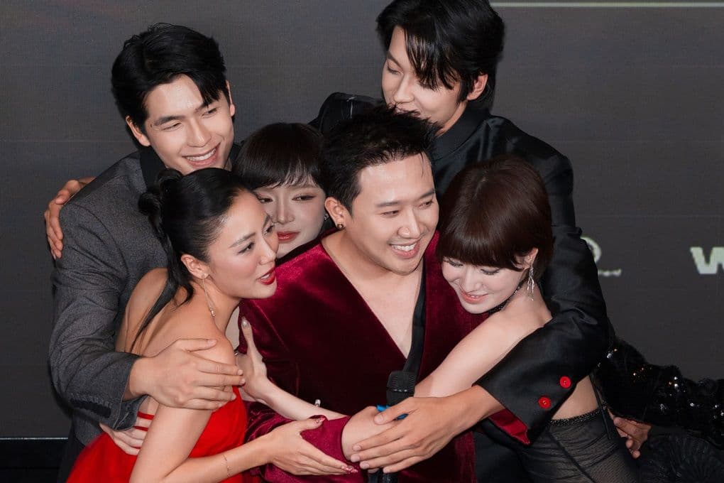 Đạo diễn Trấn Thành và dàn diễn viên phim 'Thỏ ơi' thể hiện sự gắn kết, tượng trưng cho sức mạnh lan tỏa của cộng đồng khán giả.