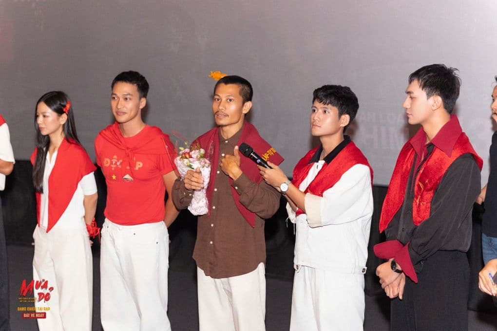 Đạo diễn và dàn diễn viên phim 'Mưa Đỏ' trên sân khấu, đại diện cho thành công và tương lai của dòng phim sử thi Việt Nam.