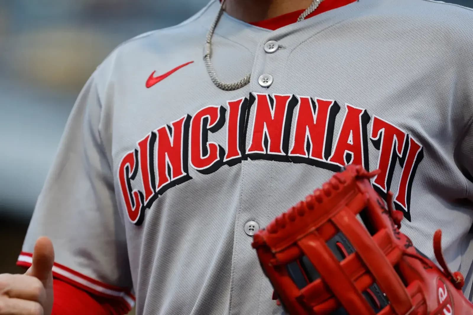 Áo đấu và găng tay của Cincinnati Reds, minh họa thách thức của các đội thị trường nhỏ khi đối mặt với các 'đại gia' trong cuộc chiến tài năng.