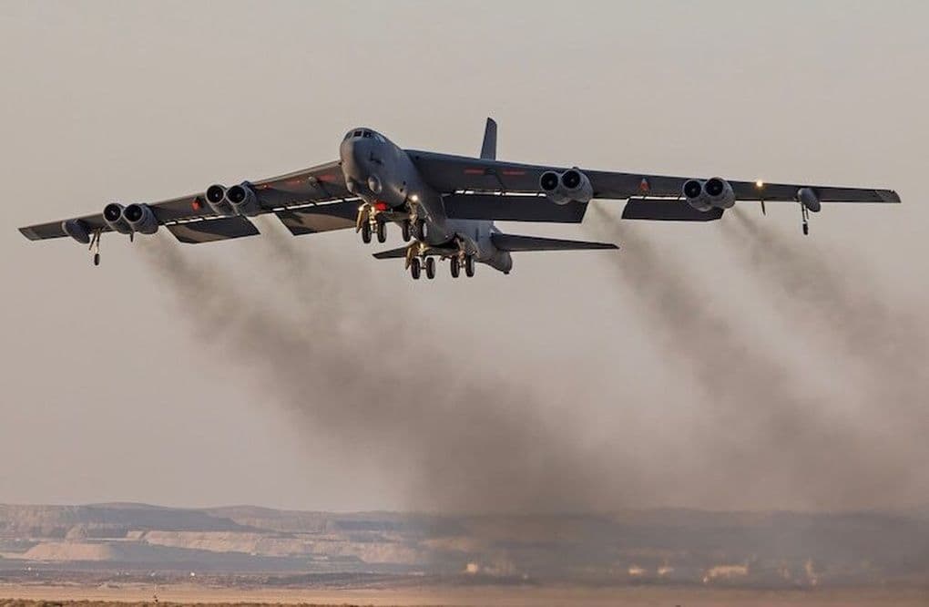 Oanh tạc cơ B-52 Stratofortress của Mỹ cất cánh, biểu tượng của sức mạnh không quân.