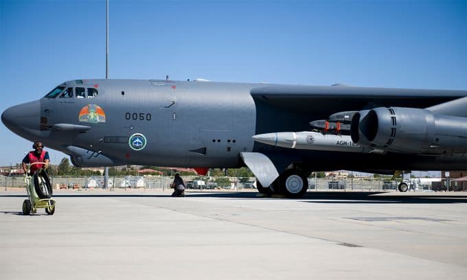 Oanh tạc cơ B-52H của Mỹ mang theo nguyên mẫu tên lửa siêu vượt âm AGM-183A.