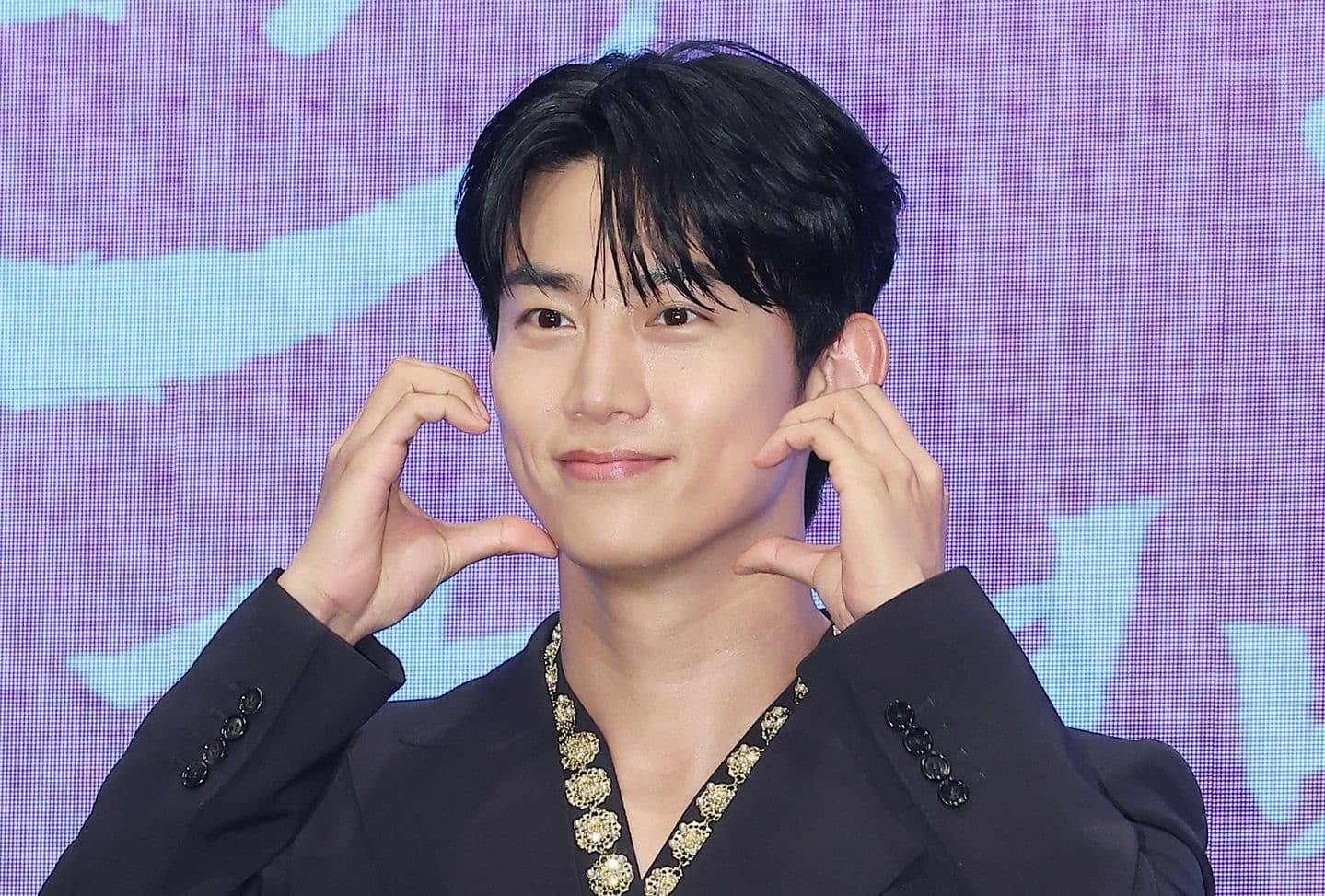 Ok Taecyeon mỉm cười tạo dáng trái tim, thể hiện hạnh phúc trong chương mới cuộc đời.