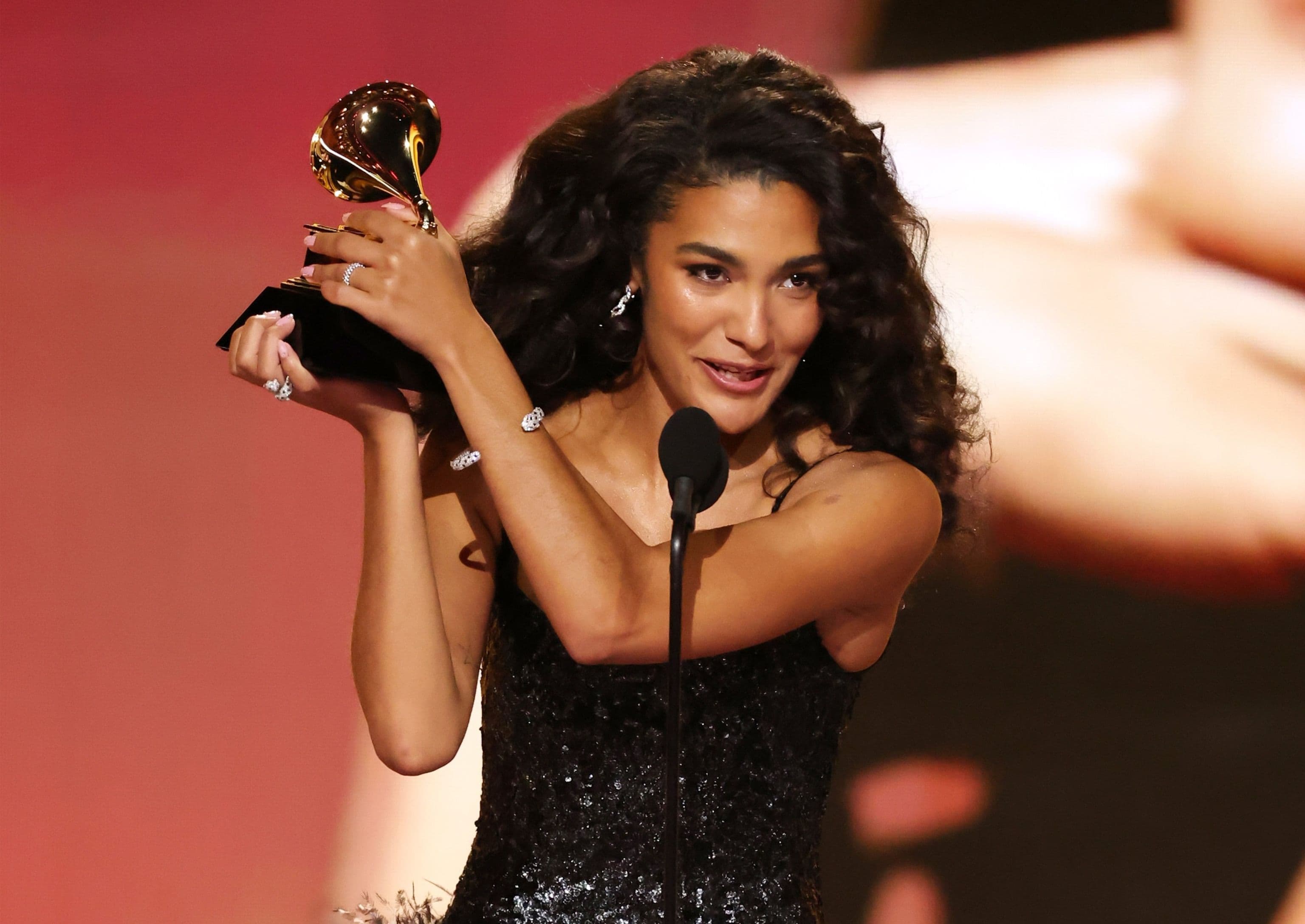 Olivia Dean, cháu gái của một người nhập cư, cầm giải Grammy và phát biểu tại lễ trao giải.