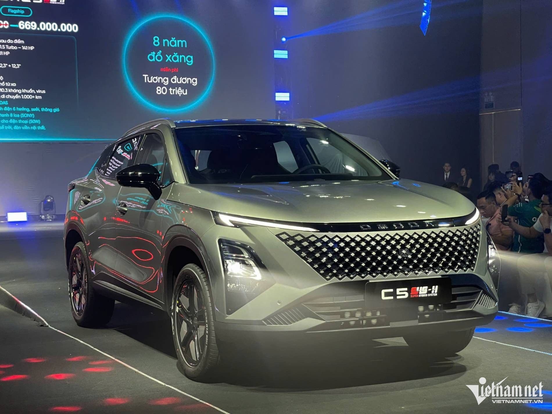 Omoda C5 SHS-H màu xám bạc ra mắt tại Việt Nam, giới thiệu mẫu SUV hybrid mới với thiết kế hiện đại.