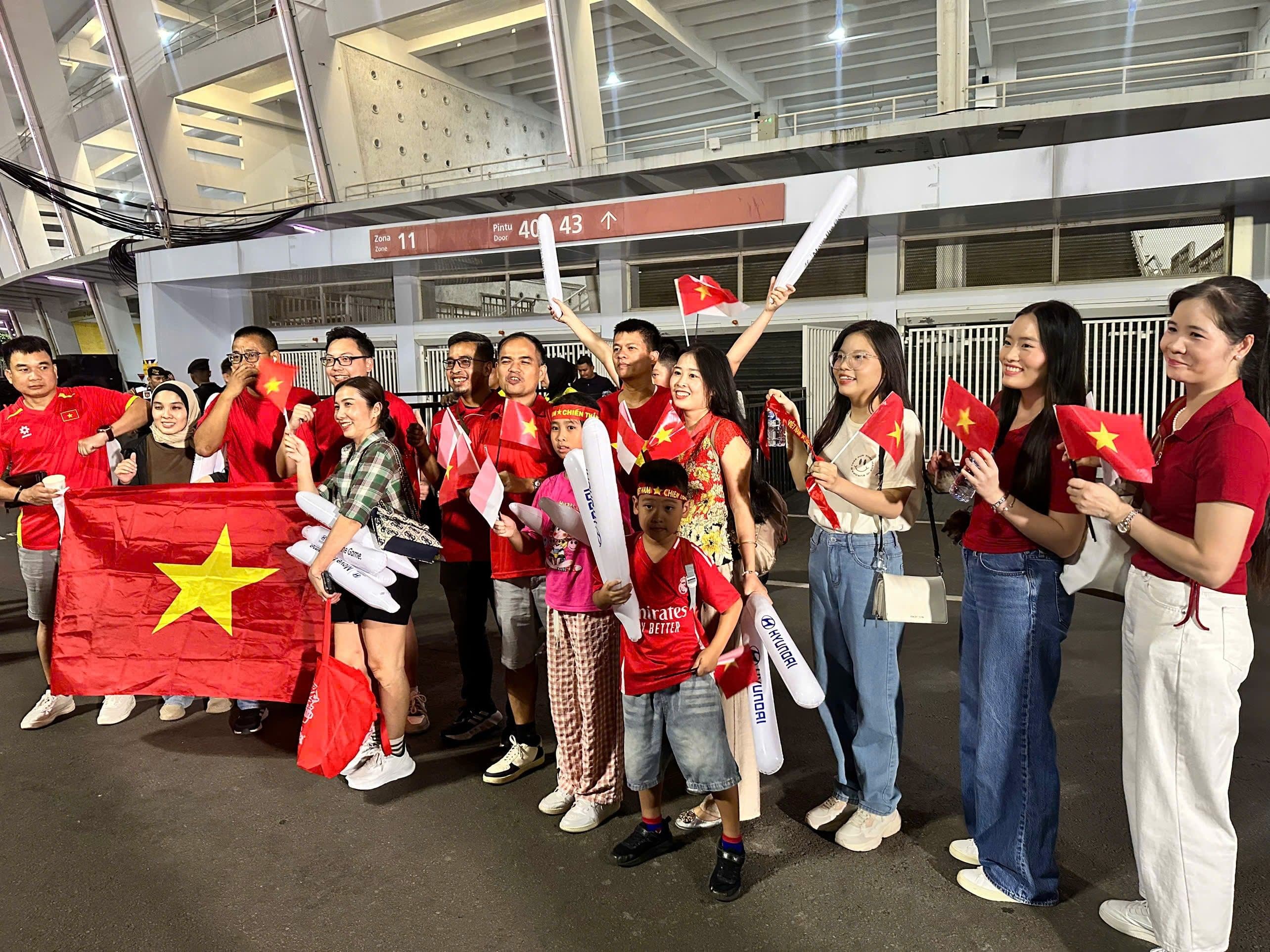 Đoàn cổ động viên Việt Nam đông đảo tại sân Bung Karno cổ vũ U23 Việt Nam