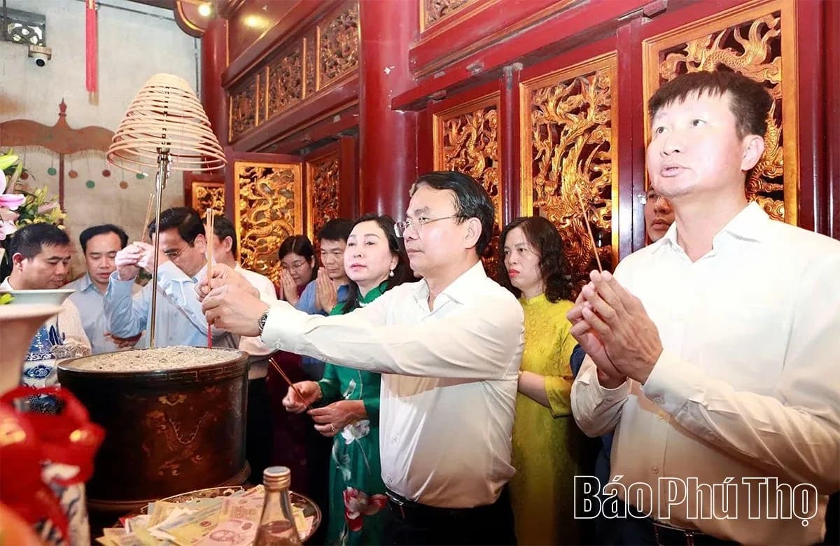 Đoàn công tác Tỉnh ủy Ninh Bình do Bí thư Đặng Xuân Phong dẫn đầu trao quà lưu niệm trong buổi làm việc với lãnh đạo tỉnh Phú Thọ, thể hiện sự hợp tác phát triển.