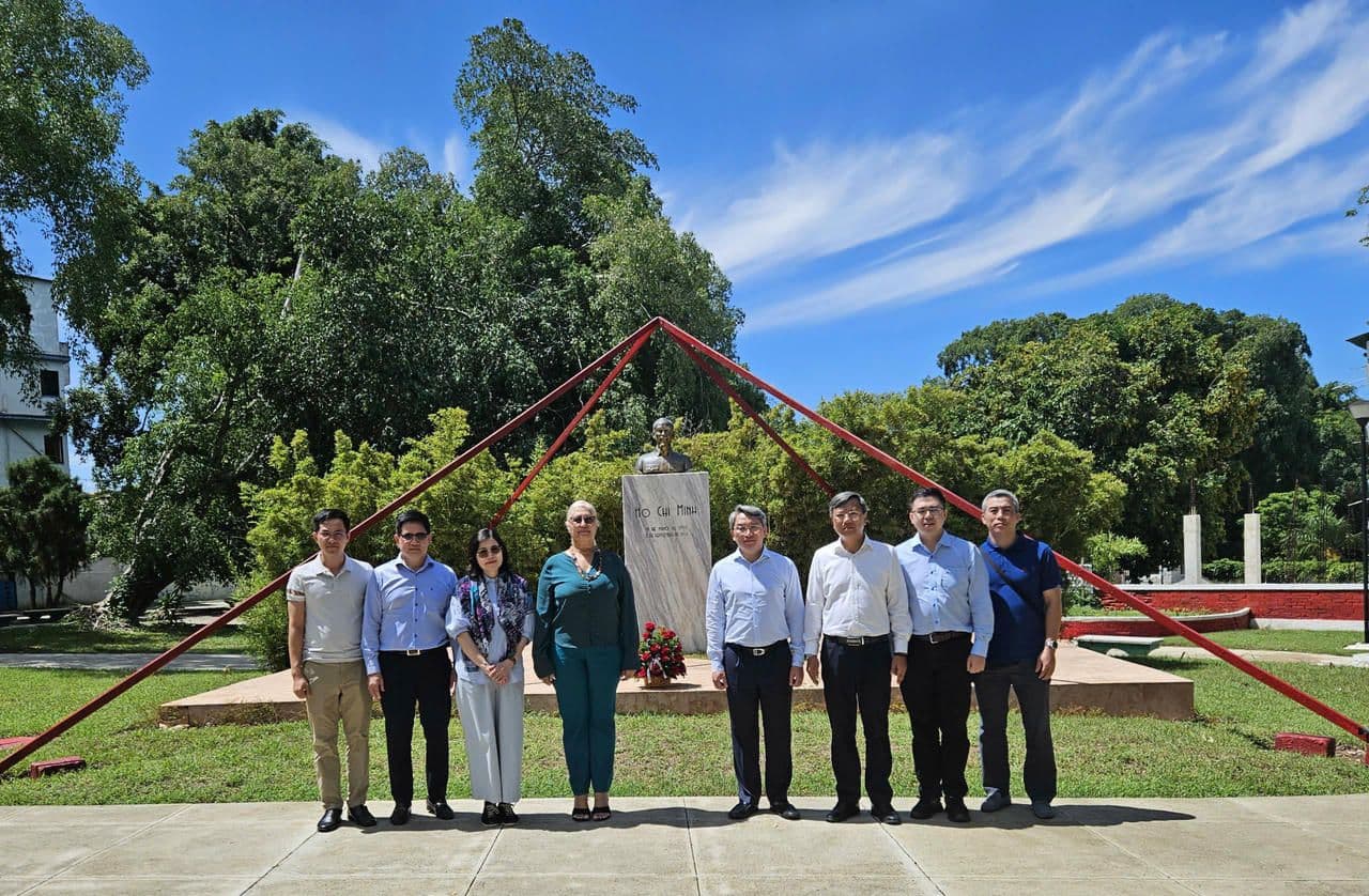 Đoàn công tác Việt Nam dâng hoa tưởng niệm tại tượng đài Chủ tịch Hồ Chí Minh ở thủ đô La Habana, Cuba.