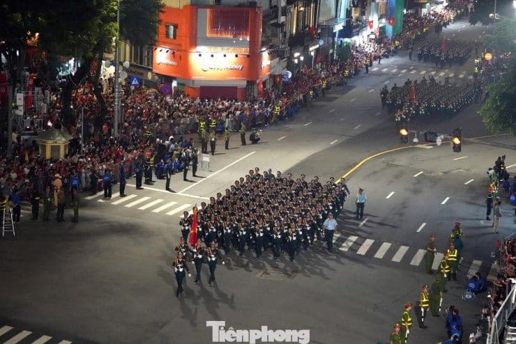 Đoàn diễu binh, diễu hành cấp nhà nước trong buổi tổng duyệt cuối cùng tại Hà Nội, với đông đảo người dân theo dõi.