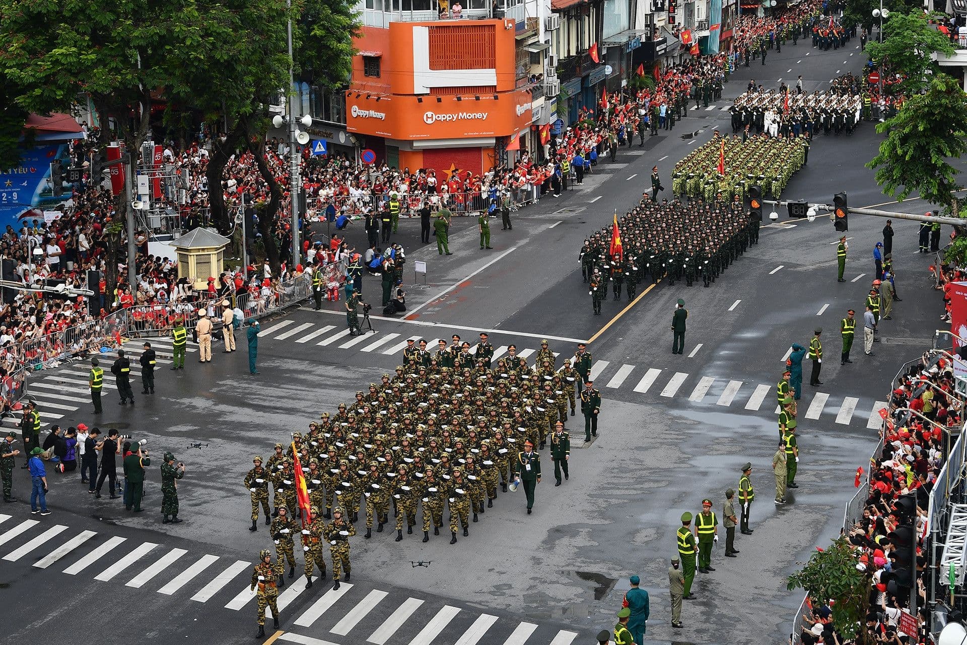 Đoàn diễu binh, diễu hành trong lễ kỷ niệm quốc gia, thể hiện sự đồng lòng và tinh thần dân tộc.