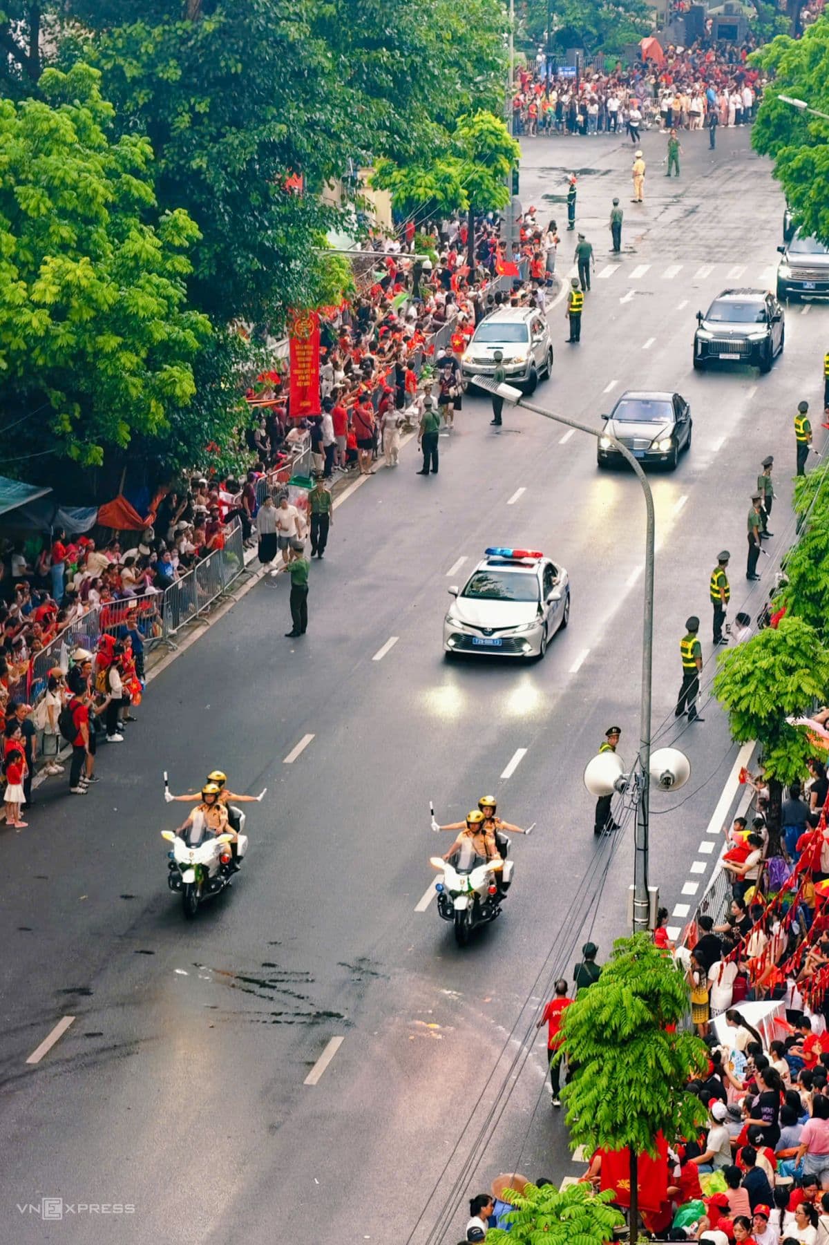 Đoàn diễu binh xe máy và ô tô diễu hành qua đường phố Hà Nội trong lễ kỷ niệm Quốc khánh 2/9.