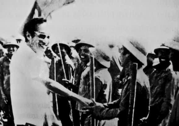 Đoàn Duy Thành bắt tay nông dân, thể hiện tư duy 'từ lòng dân mà ra' trong chính sách khoán sản.