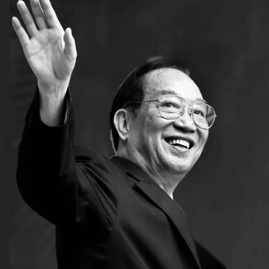 Đoàn Duy Thành vẫy tay chào, biểu tượng cho di sản và tầm nhìn vượt thời gian của ông.