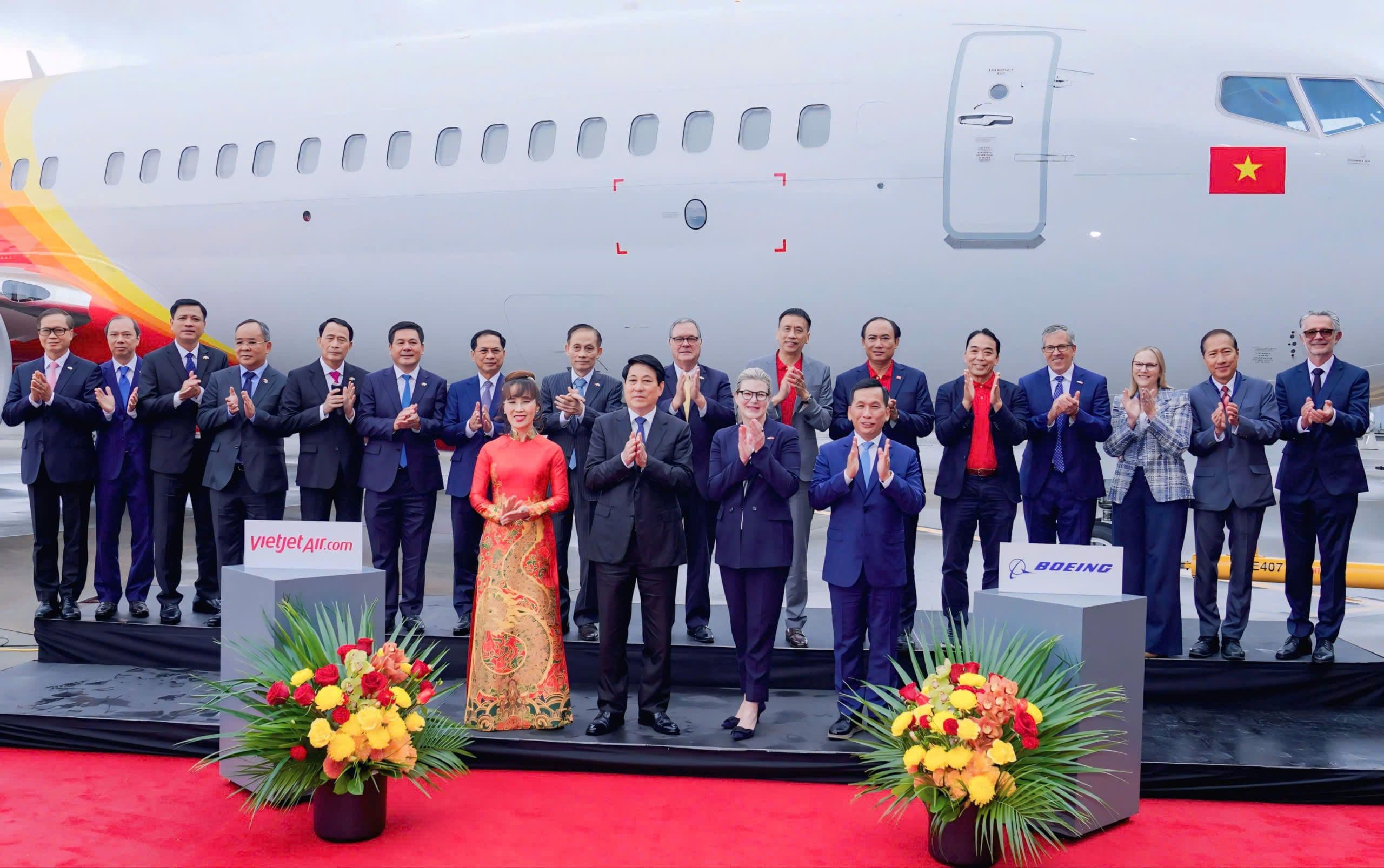 Đoàn đại biểu cấp cao Việt Nam và Hoa Kỳ cùng lãnh đạo Vietjet, Boeing tại lễ bàn giao máy bay Boeing 737-8.