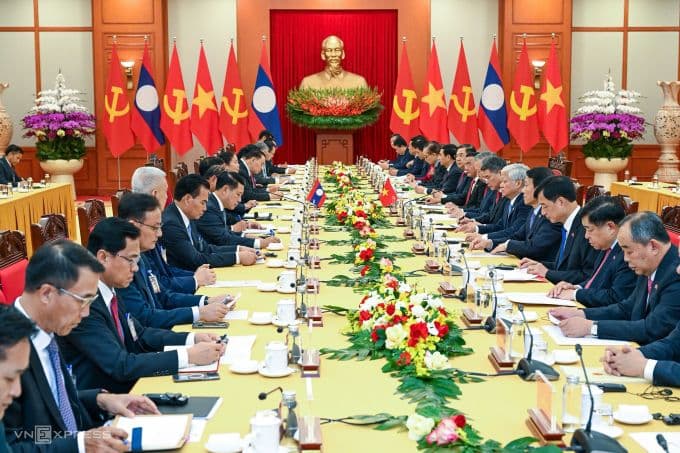 Đoàn đại biểu cấp cao Việt Nam và Lào hội đàm, thảo luận các bước đi chiến lược tăng cường hợp tác song phương.