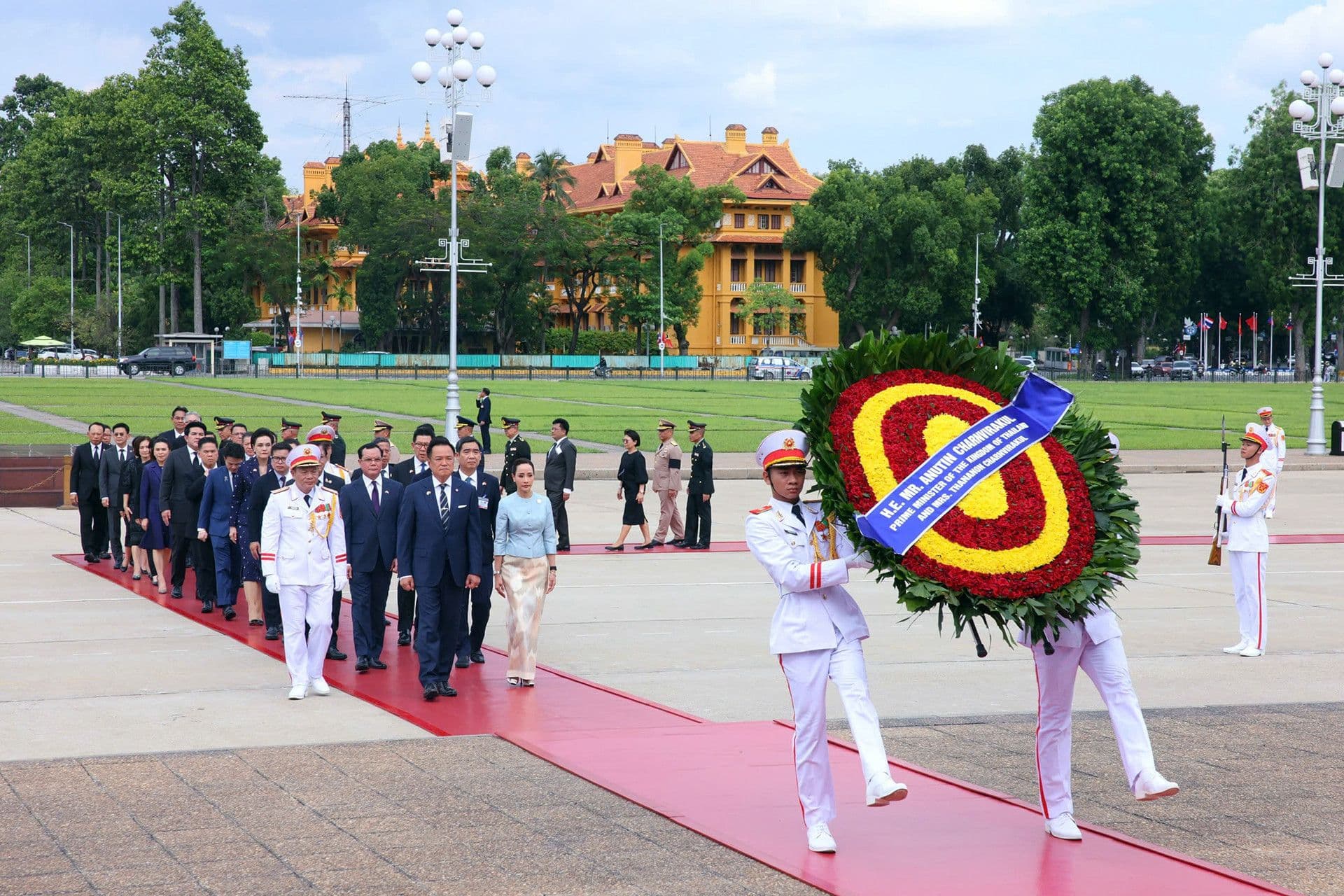 Đoàn đại biểu nước ngoài đặt vòng hoa tại đài tưởng niệm, thể hiện sự tôn trọng lịch sử và bản sắc dân tộc trong quá trình hội nhập.