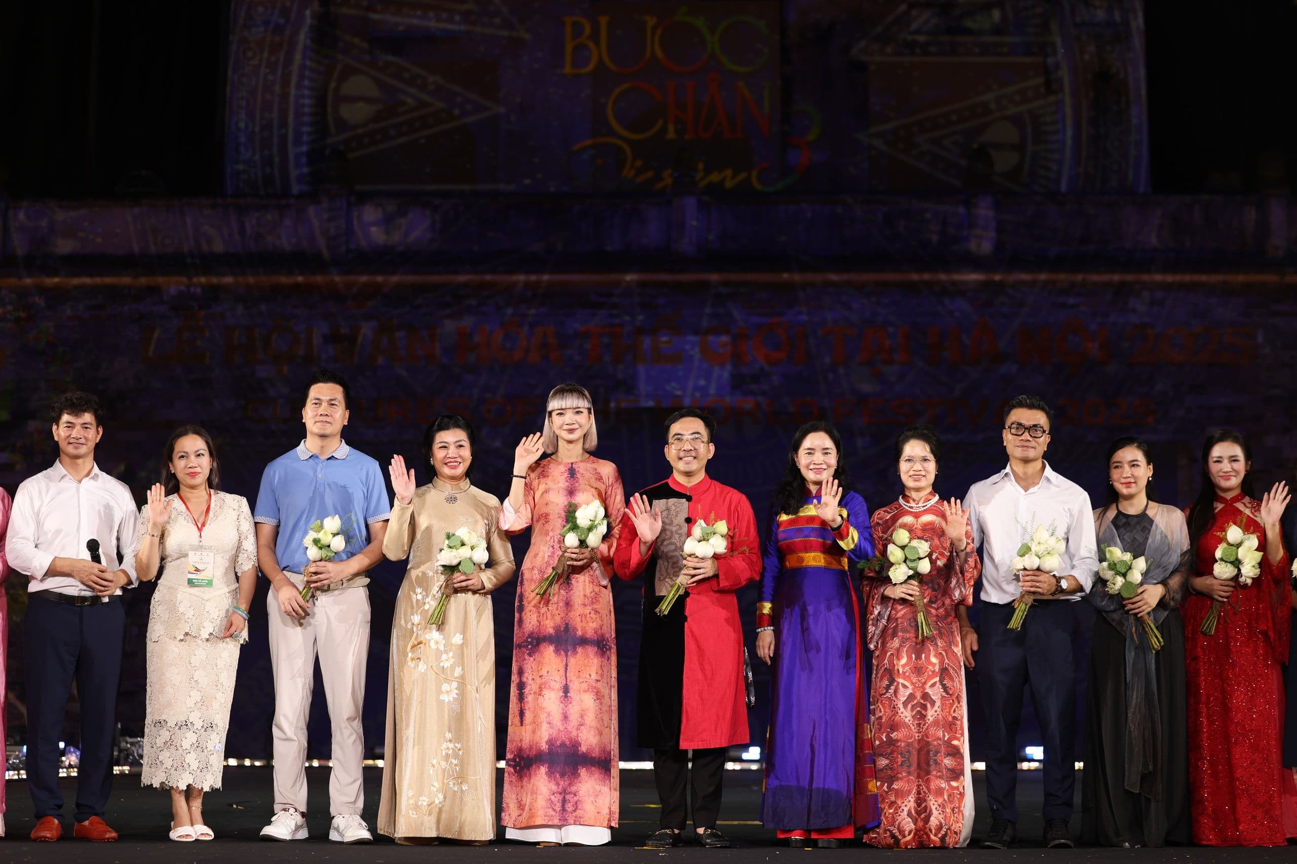 Đoàn đại biểu và khách mời vẫy tay chào, thể hiện tinh thần hữu nghị và hợp tác quốc tế tại lễ hội.