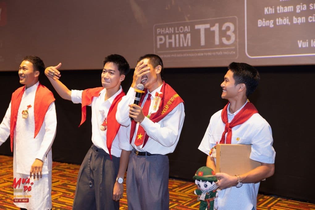 Đoàn làm phim 'Mưa Đỏ' trên sân khấu, ăn mừng thành công doanh thu kỷ lục của bộ phim.