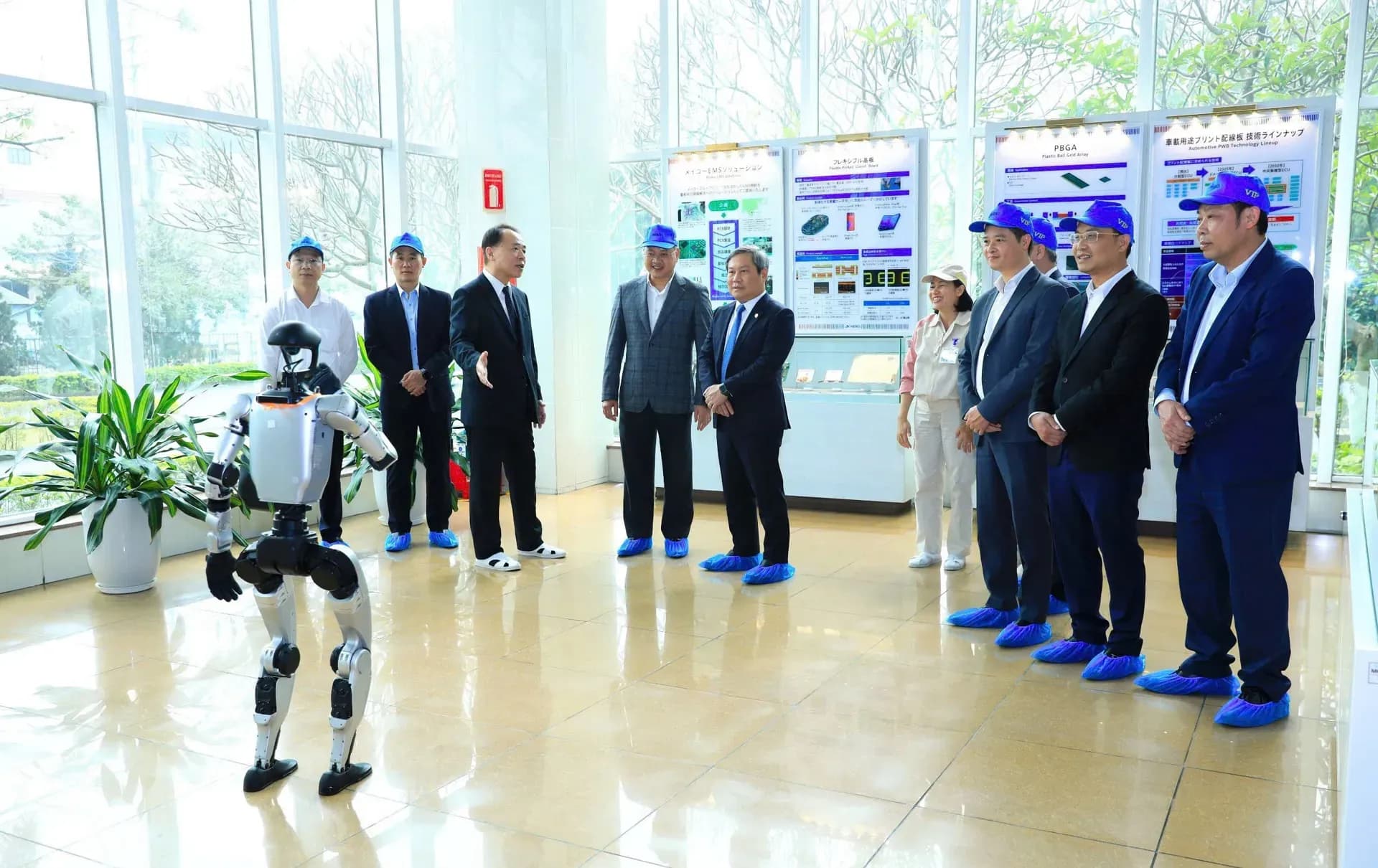 Đoàn lãnh đạo quan sát robot hình người, biểu tượng cho trung tâm đổi mới sáng tạo của Hà Nội