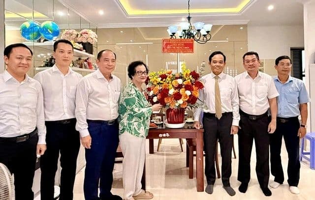 Đoàn lãnh đạo TP.HCM chụp ảnh lưu niệm cùng các cán bộ y tế lão thành trong dịp Ngày Thầy thuốc Việt Nam.