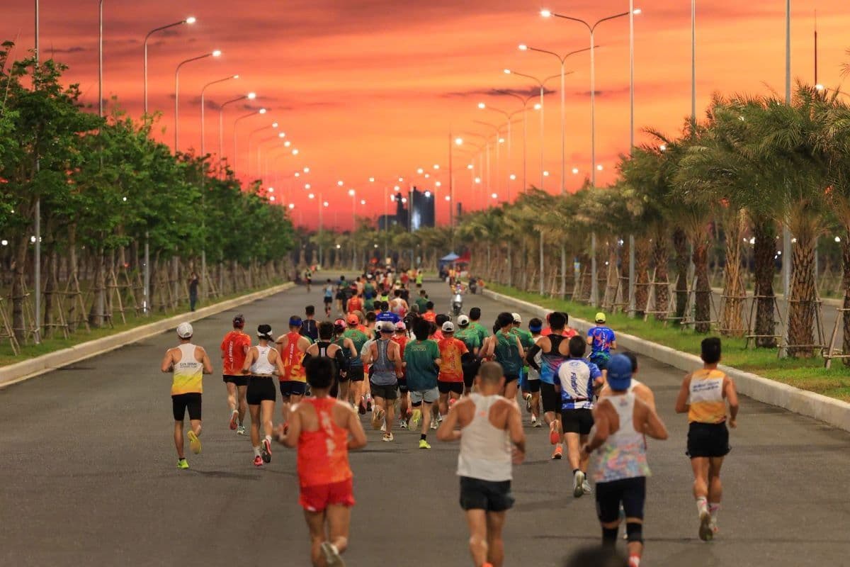 Đoàn người chạy marathon trên con đường rộng rãi, hiện đại tại Vinhomes Green Paradise Cần Giờ, biểu tượng cho sự đổi mới và phát triển của khu vực.