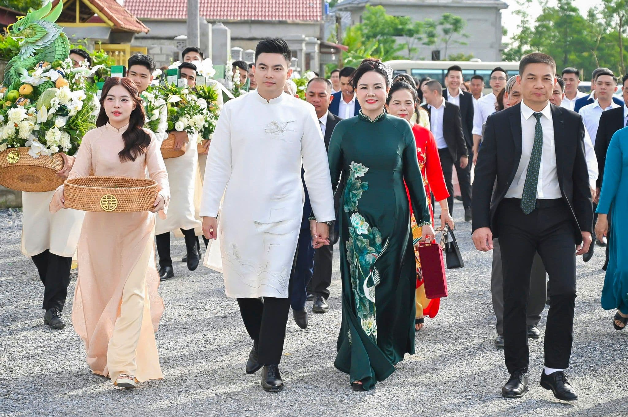 Đoàn nhà trai cùng chú rể Nguyễn Viết Vương mang tráp ăn hỏi đến nhà gái.