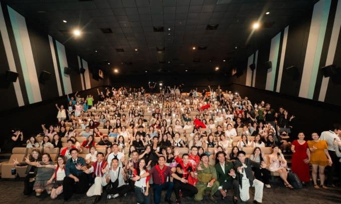 Đoàn phim 'Mưa Đỏ' cùng khán giả tại rạp chiếu, minh chứng cho thành công phòng vé kỷ lục.