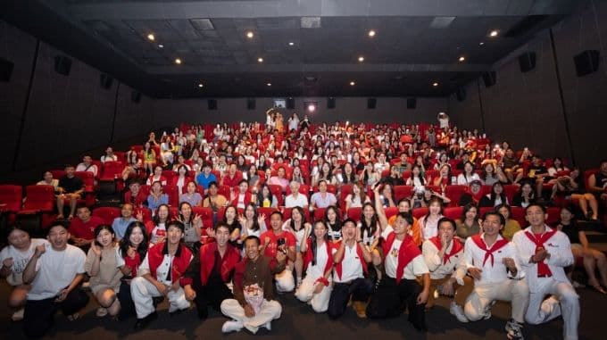 Đoàn phim 'Mưa Đỏ' giao lưu với đông đảo khán giả tại rạp, minh chứng cho sức hút và tầm ảnh hưởng của bộ phim, mở ra kỷ nguyên mới.