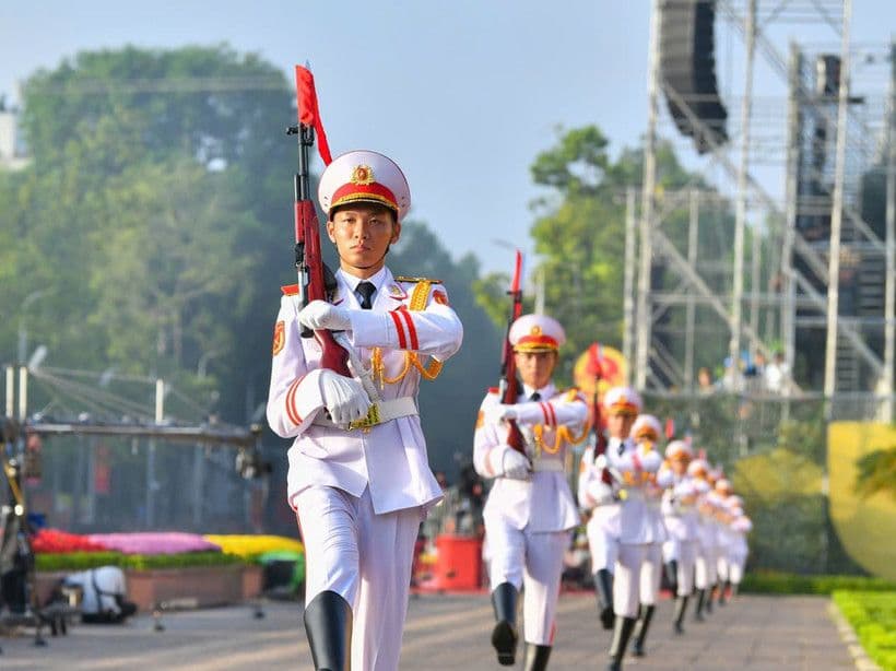 Đoàn quân danh dự diễu binh trong lễ kỷ niệm Quốc khánh, thể hiện tinh thần hào khí và sức mạnh dân tộc Việt Nam.