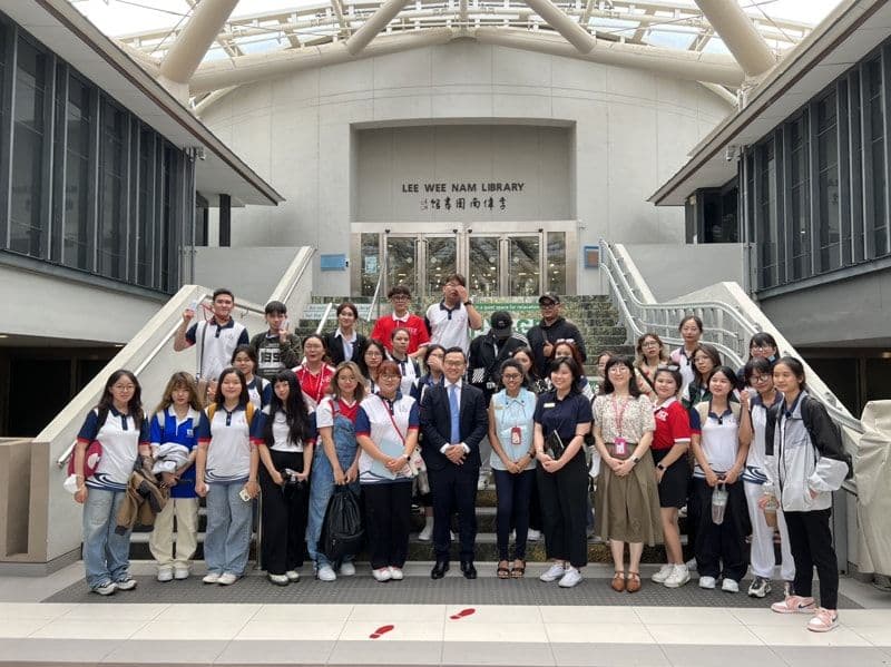 Đoàn sinh viên UEF chụp ảnh tại thư viện Lee Wee Nam, Singapore, khẳng định vị thế và cam kết của trường trên bản đồ học thuật quốc tế.