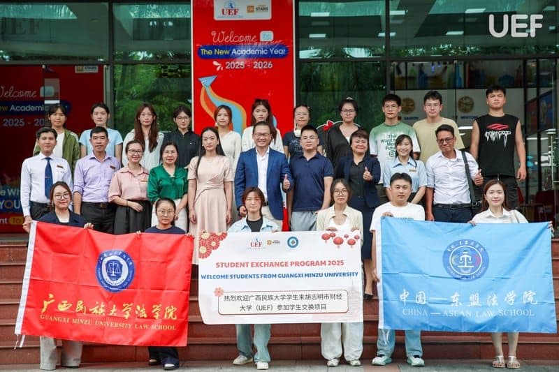 Đoàn sinh viên UEF và sinh viên quốc tế chụp ảnh chung với biểu ngữ chào mừng, thể hiện sự hợp tác giáo dục quốc tế của trường.