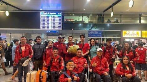 Đoàn Thể thao Người khuyết tật Việt Nam tại sân bay trước khi lên đường tham dự ASEAN Para Games 13.